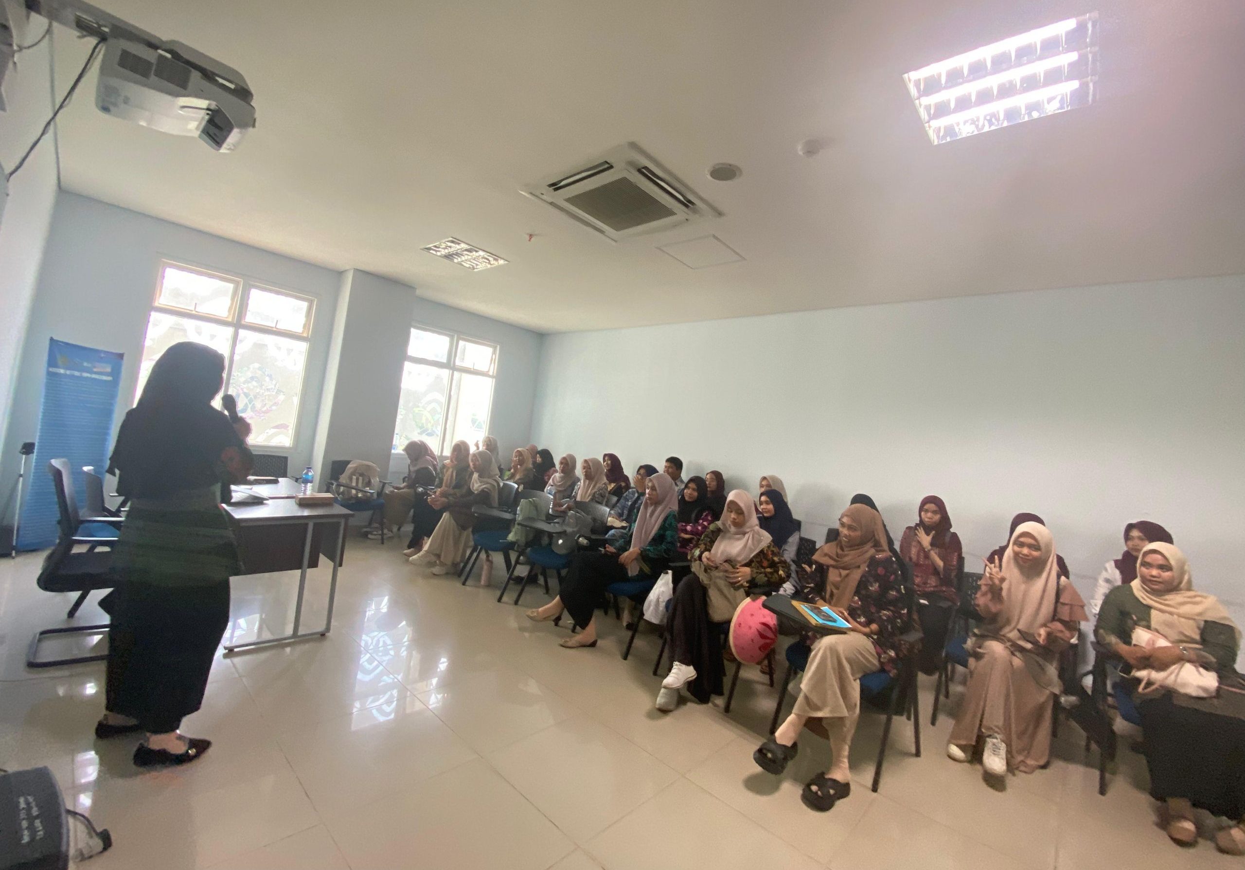 Mengupas Tuntas Peran Pewara: Sanggar Gentara Belajar Teknik Formal dan Semi Formal dari Nurlela