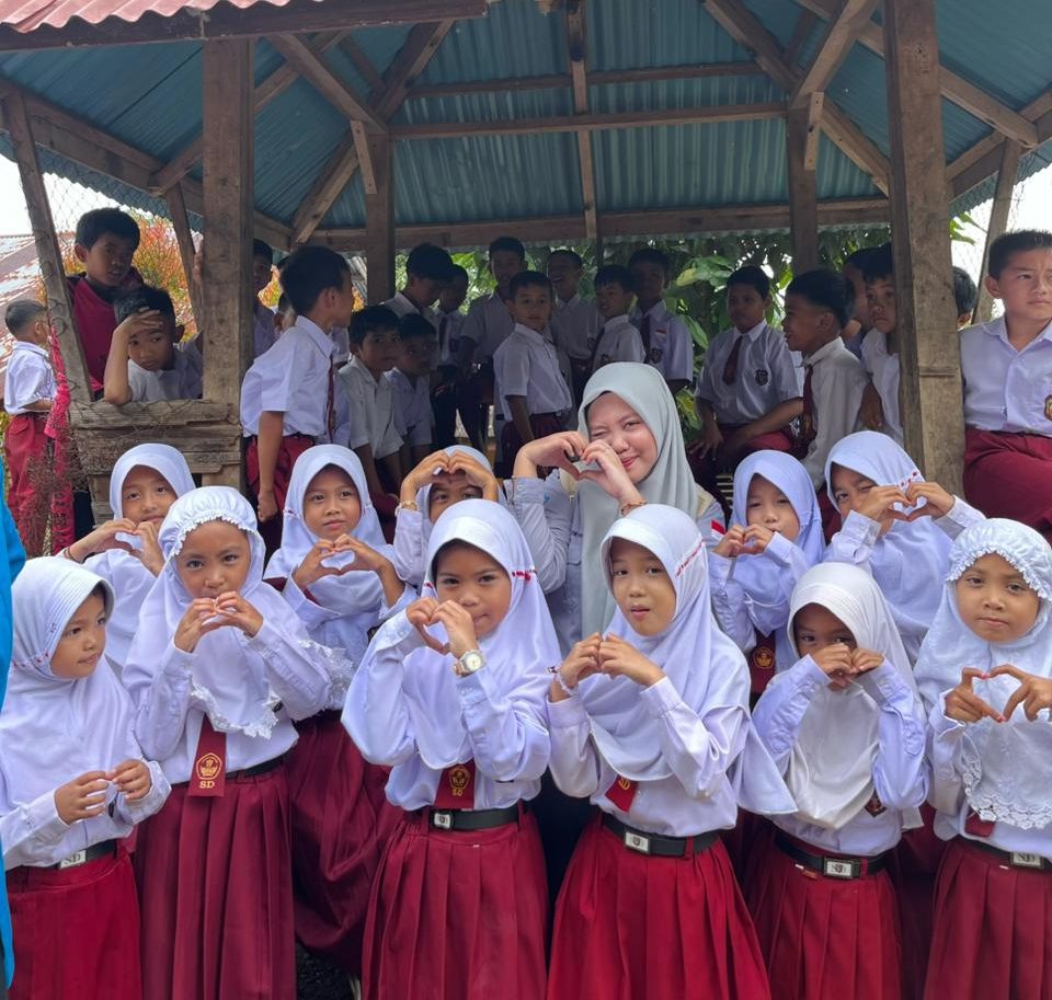 Mahasiswa PGMI UIN STS JAMBI Beraksi Hadirkan Senyum di Tengah Musibah Melalui Trauma Healing dan Gotong Royong