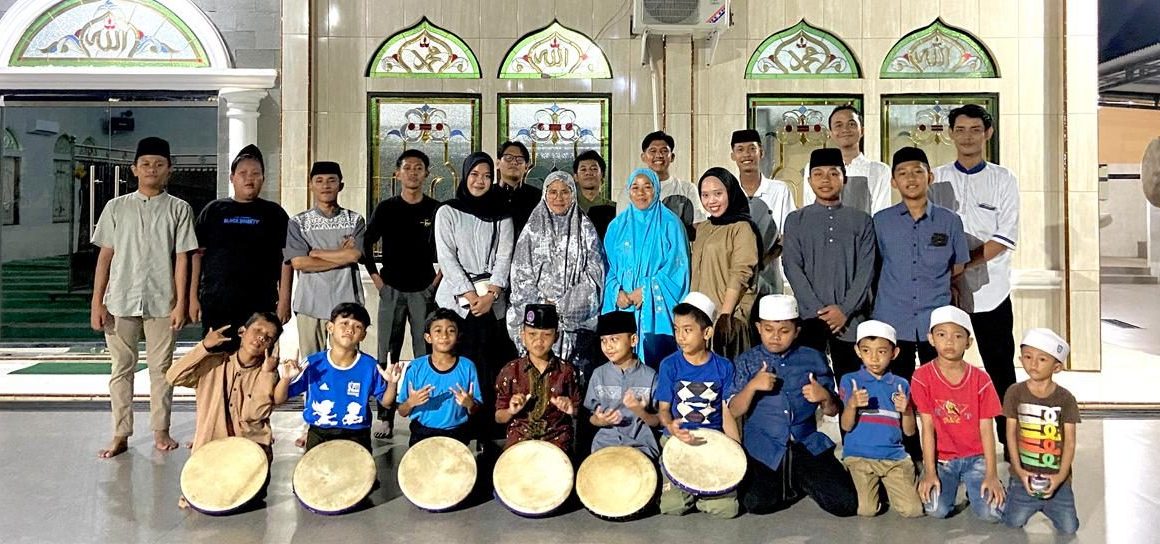Devisi Kompangan Sanggar Gentara Prodi PGMI UIN Jambi Goes To Masjid