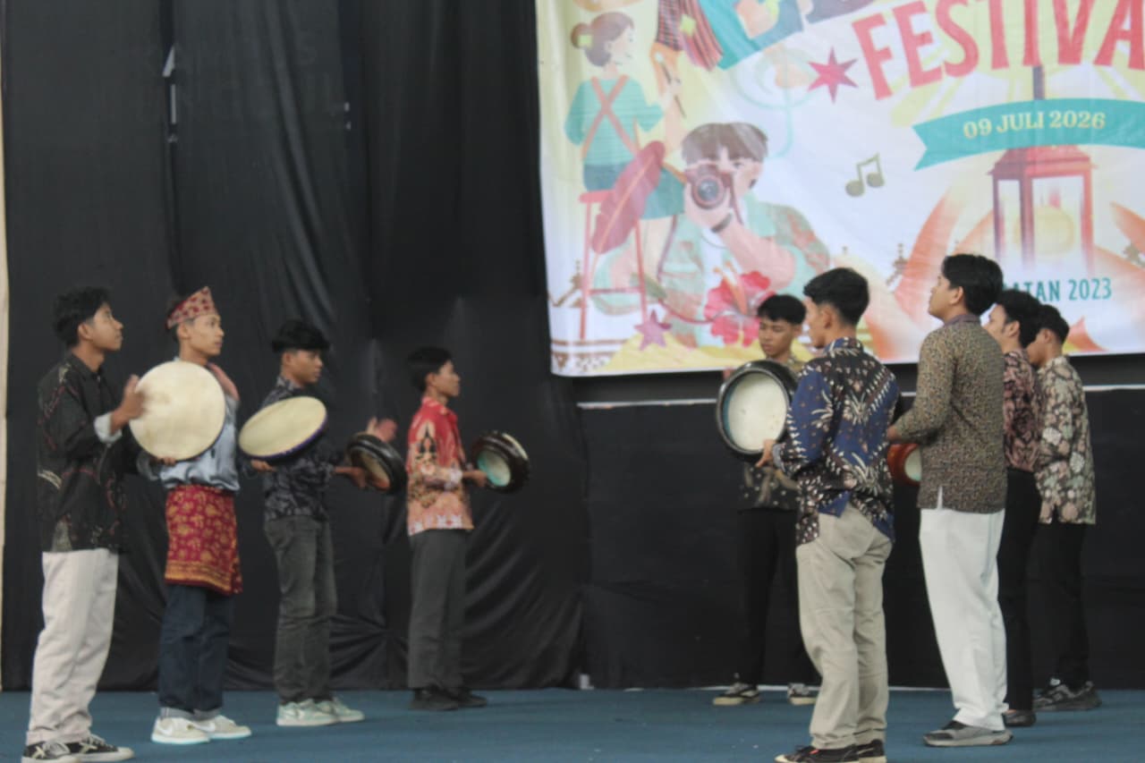 Kompangan Sanggar Gentara PGMI Tampilkan Kekayaan Budaya Jambi di EduArt Festival